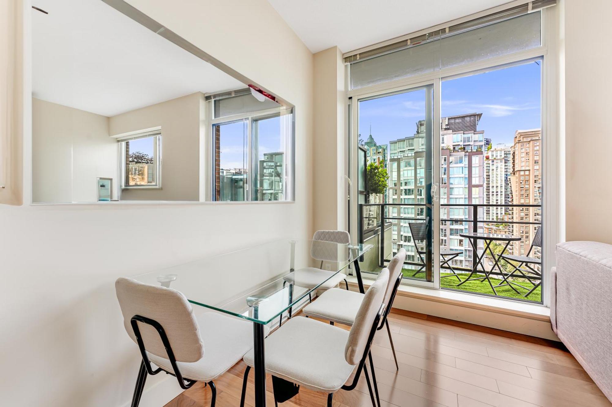 Urban Living At Its Finest 1br In Yaletown Apartment Vancouver