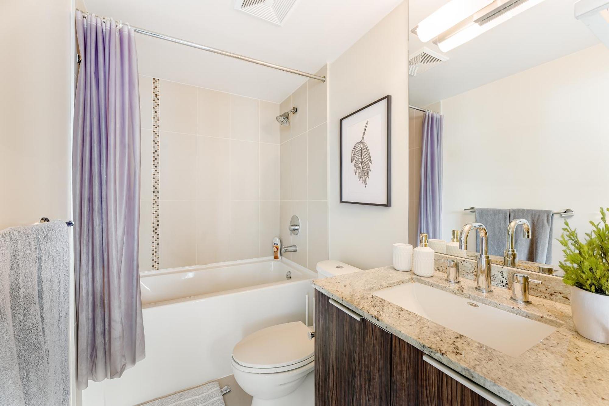 Urban Living At Its Finest 1br In Yaletown Apartment